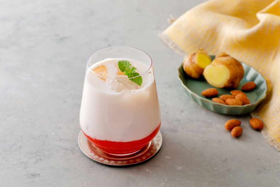 いちごとジンジャーのアーモンドミルク