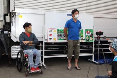 2020年大会レース前のブリーフィング(左:青木拓磨 右:プランビーエナジー代表 井利元)