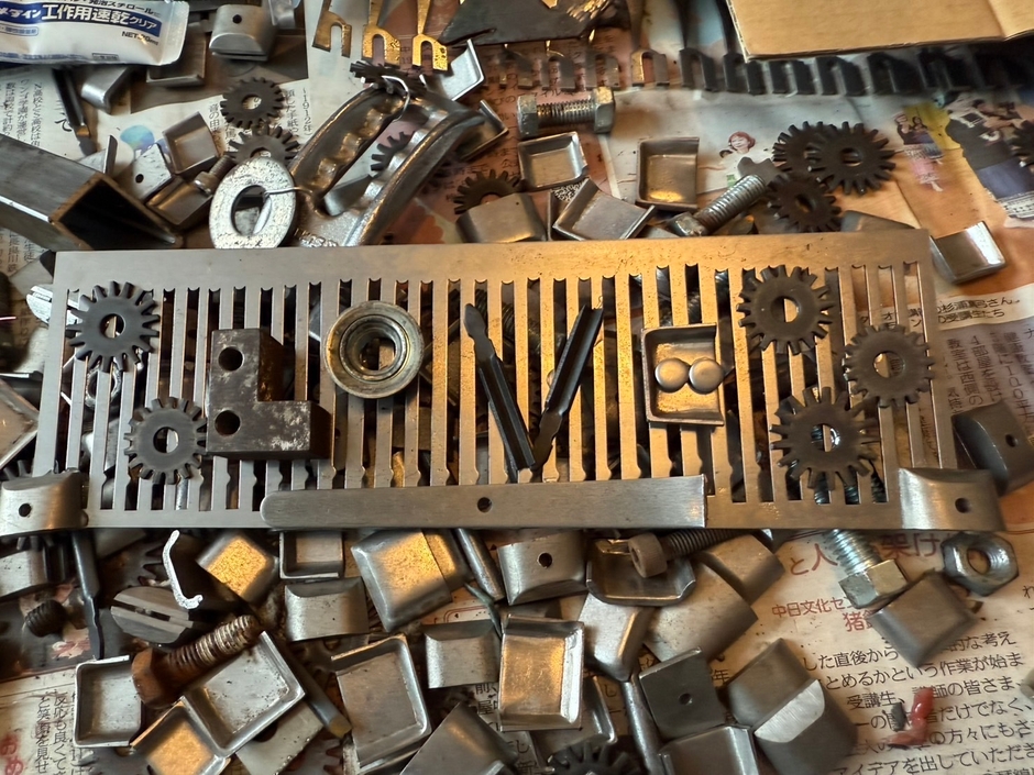 一例：廃材を用いたメタルアート作品(2)