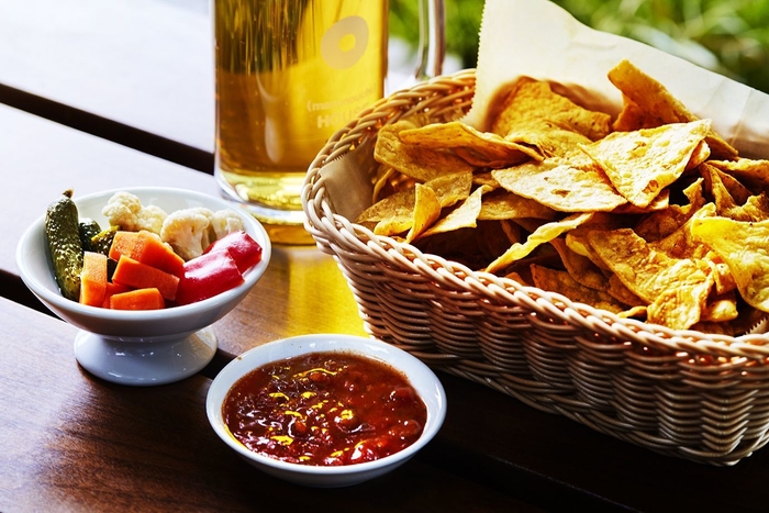 トルティーヤチップスとHOTサルサソース