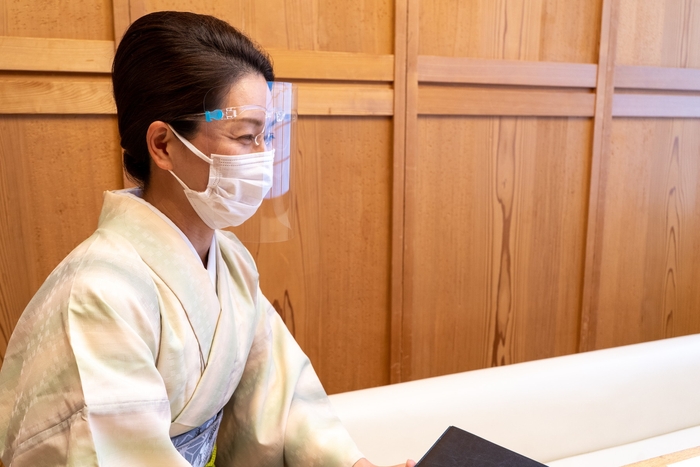 フェイスシールドでの接客イメージ