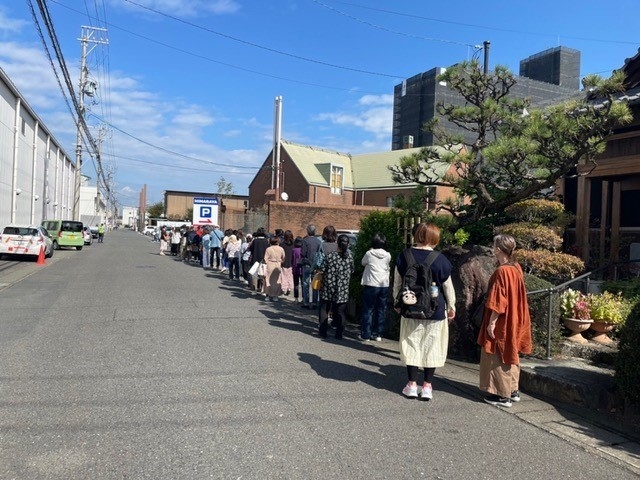 ▲お店前の様子。開店前から行列ができ、「駐車場に入れない」などのお声もいただいております。