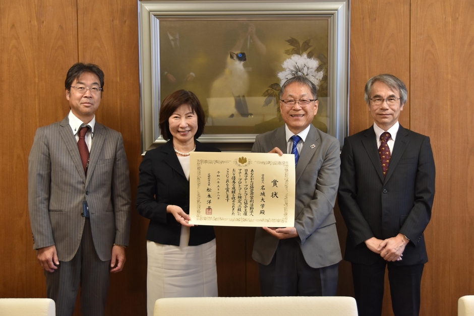 左からキャリアセンターの梅本達弥事務部長、特定非営利活動法人日本マナー・プロトコール協会の明石理事長、野口学長、鳥居弘志キャリアセンター長