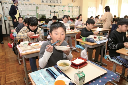 食べて学ぼう！食品ロス削減月間に取手市立の全小中学校へ SDGsをテーマとした学校給食を提供