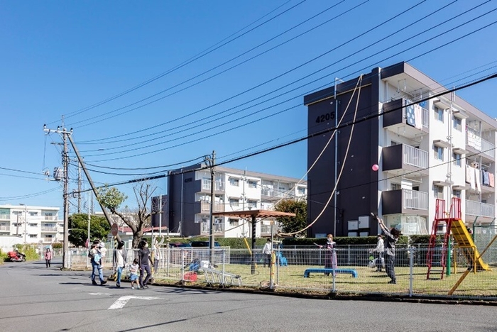 団地の屋外空間のリノベーション実験風景＊撮影：高橋菜生写真事務所