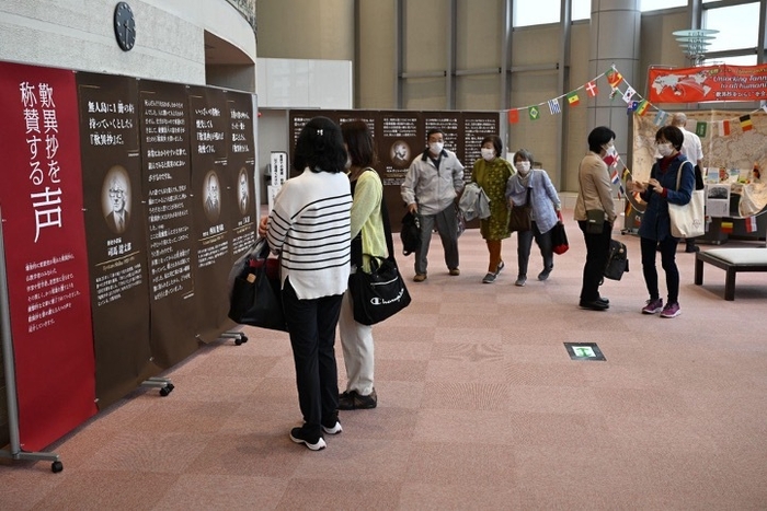 『歎異抄』を称賛する人々の紹介パネル展示