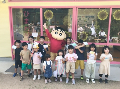 ▲しんちゃんと一緒にクラフト体験！