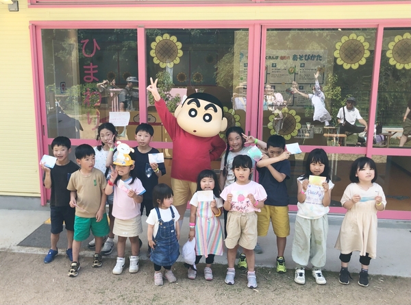 ▲しんちゃんと一緒にクラフト体験!