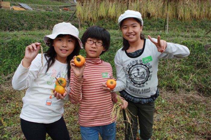 柿を手にした子供たち