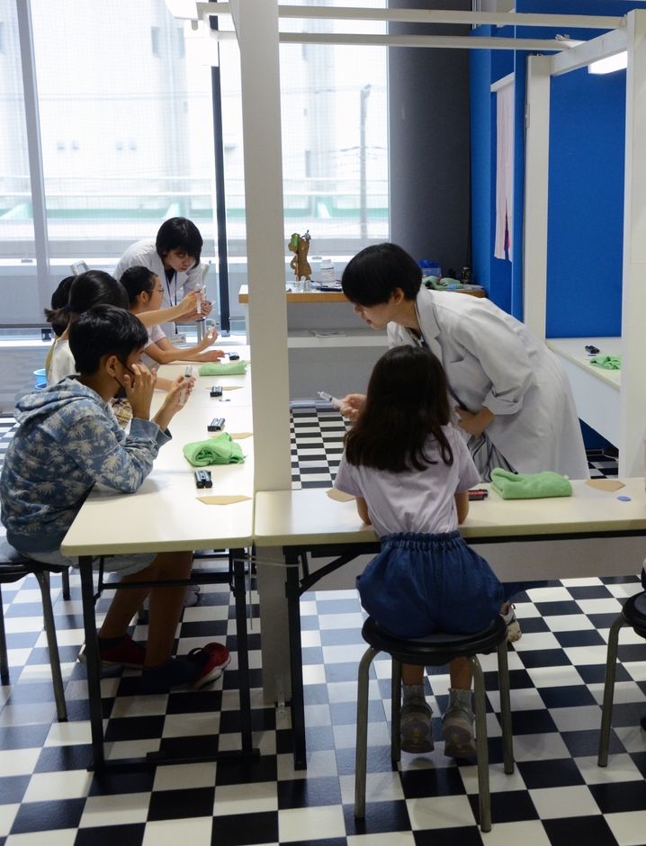 Photo.05 昨年開催した「体験コーナー(塩の結晶づくり)」のようす