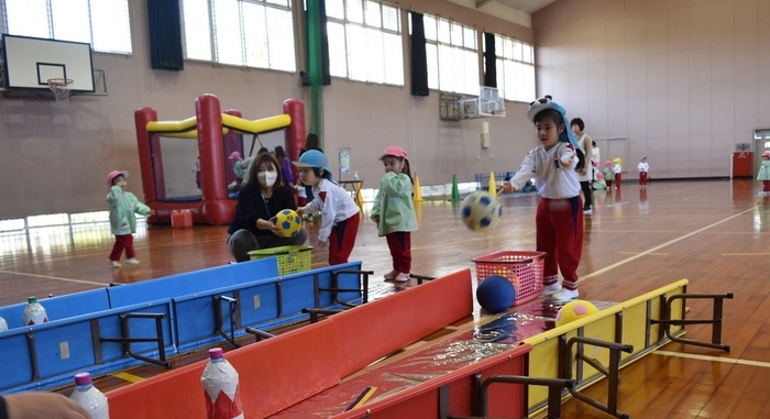 令和5年（2023年）の保護者会企画イベント「移動遊園地」の様子