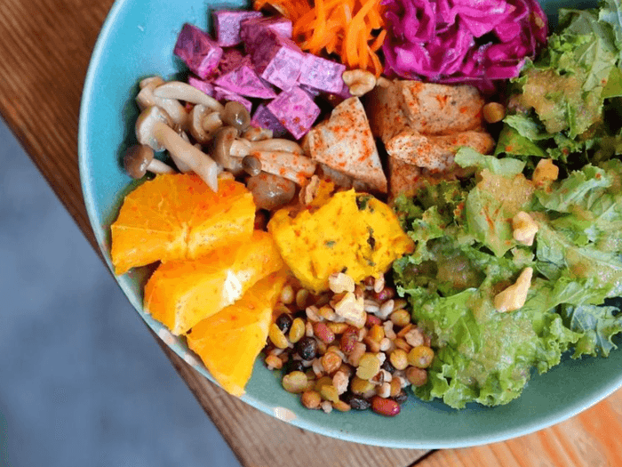 チキンと彩野菜のサラダ