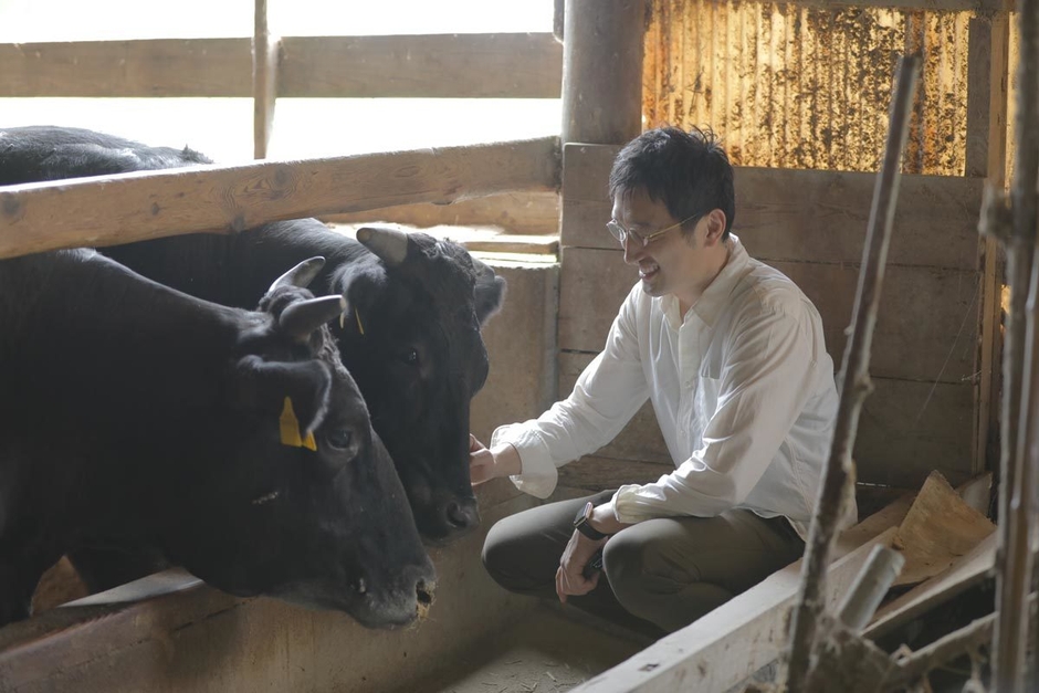 あかまる牛肉店(鳥飼代表と牛)
