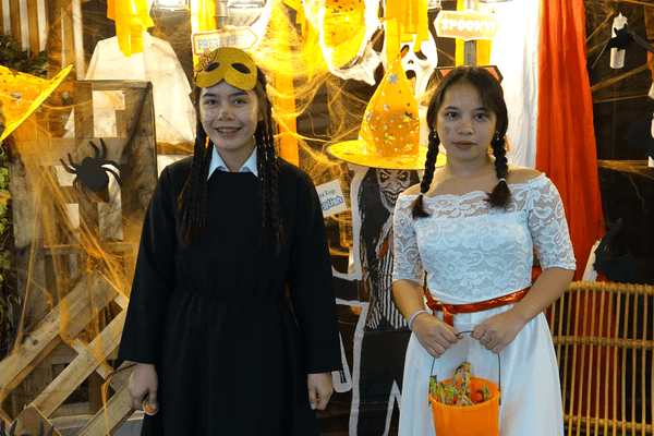 昨年のフィリピン人教師のハロウィンコスチュームの様子