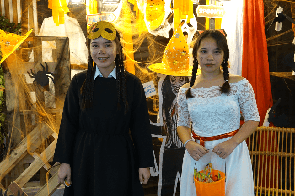 昨年のフィリピン人教師のハロウィンコスチュームの様子