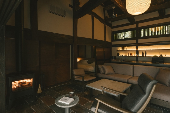 特別棟「瑞雨」キッチンや大型スクリーン&プロジェクター、暖炉などを備えた高天井のリビング