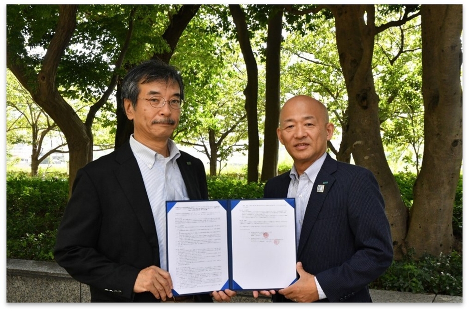 協定書取り交わしの様子(左:日本自然保護協会理事長 土屋 俊幸氏、右:MS&ADホールディングス 原口 真)