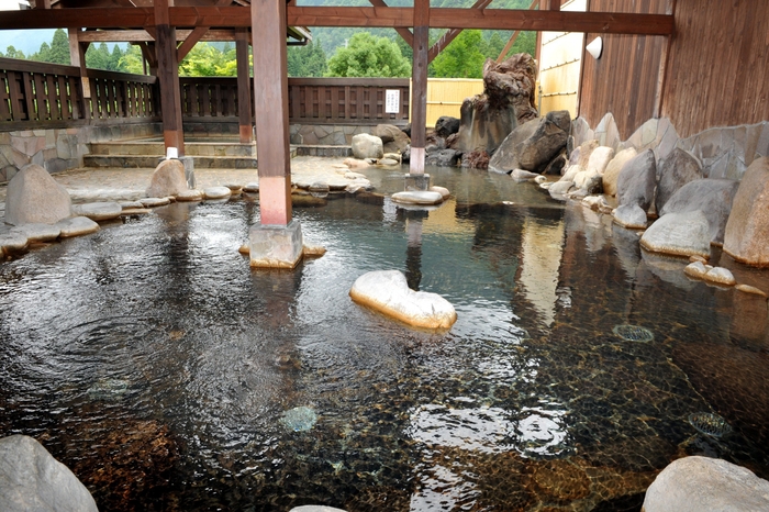 清流と山々に囲まれた板取川温泉(昼)