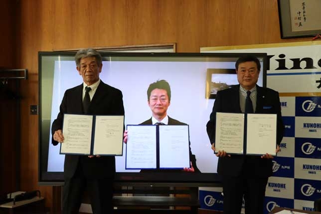 2022年3月4日「CO2フリー電力の普及等に関する協定」調印式 (左から、いわて県北クリーン・生藤社長、タクマエナジー・西村社長、 岩手県九戸村・晴山裕康村長)