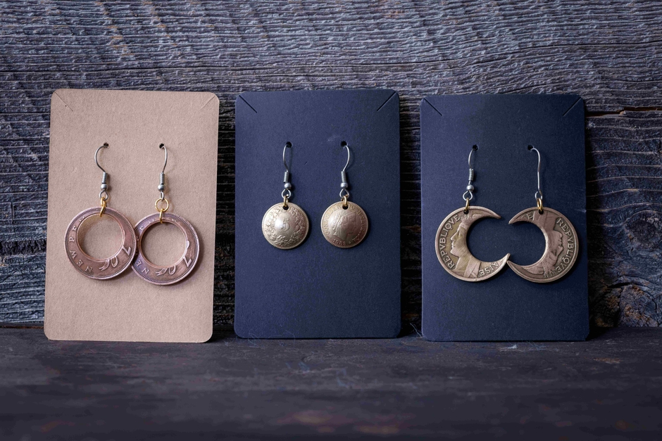 ピアスなどの販売もしています