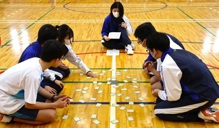 令和6年（2024年）3月に実施した「百人一首大会」の様子