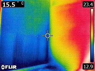 効果検証：サーモグラフィ｜左：板のみ・右：断熱材あり※断熱材がヒーターの熱を逃さず、保温効果を持つことが確認できる