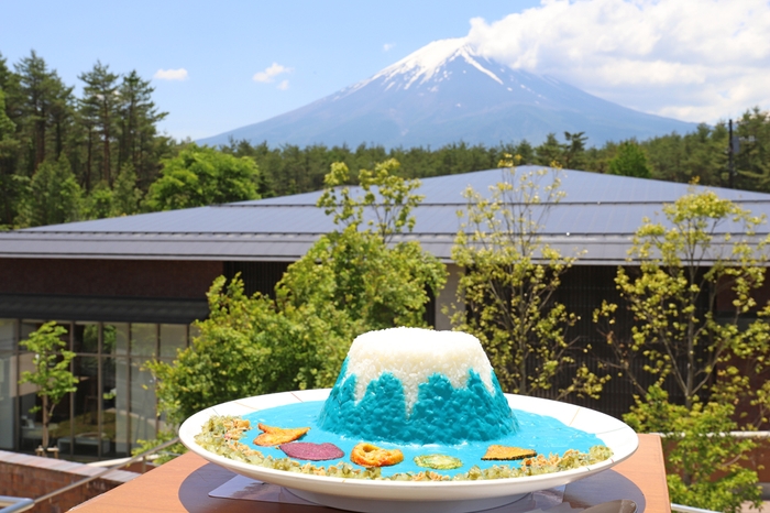 超メガ盛り青い富士山カレー「MEGA Mt.Fuji Curry」