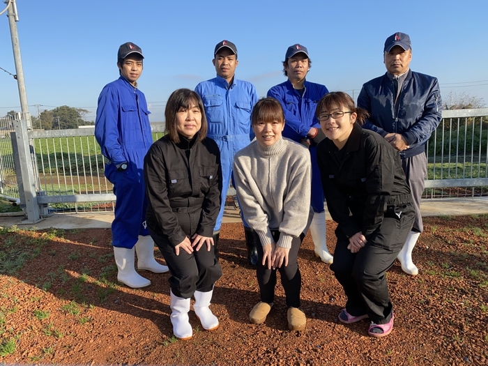 愛東ファーム株式会社の代表・高安さん(写真前列中央)