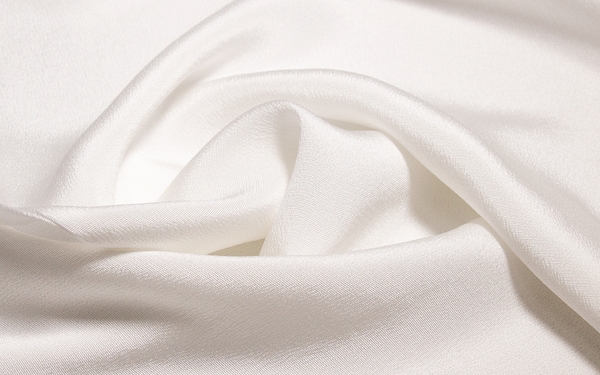 ちりめん独特の縮れが、伸縮性に富んだ優しい肌触りを生み出す。