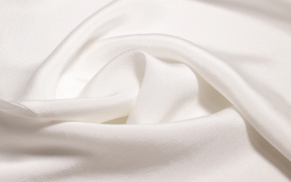 ちりめん独特の縮れが、伸縮性に富んだ優しい肌触りを生み出す。