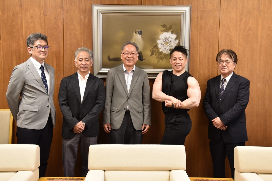 （左から）日本体育大学の大石教授、梅田教授、野口学長、岡田教授、亀井学部長