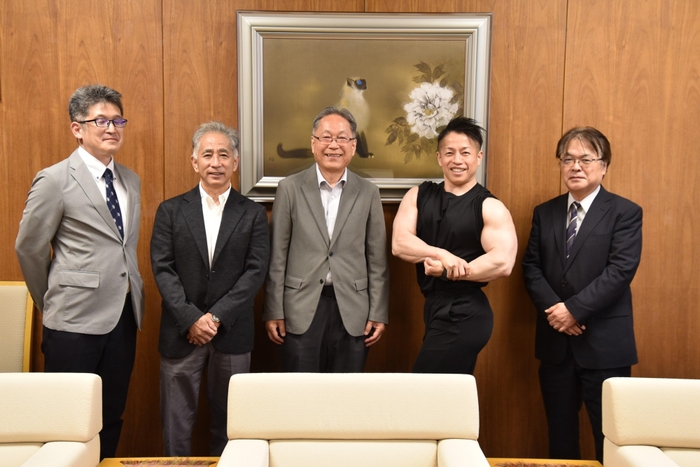 (左から)日本体育大学の大石教授、梅田教授、野口学長、岡田教授、亀井学部長
