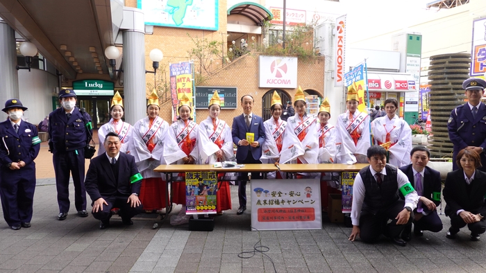 写真中央：寝屋川市長　広瀬様、大阪府警寝屋川署と連携した特殊詐欺被害防止の街頭啓発活動