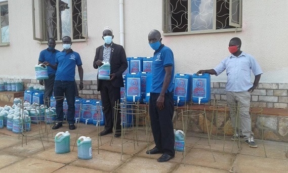 ブタンバラ県内のコミュニティに届けられる手洗い装置と液体石鹸