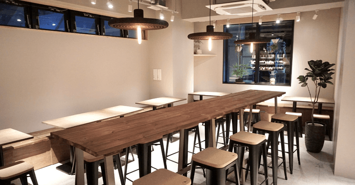 赤坂見附から徒歩2分の東京農村ビル3F定額制ワインバーnomuno赤坂の店内