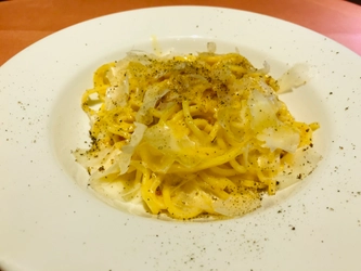 パスタ「壁の穴」グループ×「小林 幸司」シェフ 1日1組限定イタリアンレストランオーナーの 世界一美味しいと名高い「カルボナーラ」と「ナポリタン」が “真実のカルボナーラ”＆“情熱のナポリタン”として 「壁の穴」グループでグランドメニュー化