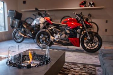 愛車を眺めつつお酒がたのしめるガレージ付き宿泊施設 『BIKE GARAGE YAMANAKAKO』をオープン！ 富士山一望のウッドデッキやBBQスペースなども併設
