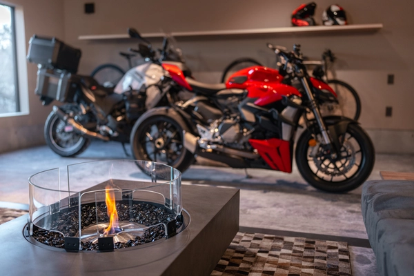 愛車を眺めつつお酒がたのしめるガレージ付き宿泊施設 『BIKE GARAGE YAMANAKAKO』をオープン！ 富士山一望のウッドデッキやBBQスペースなども併設