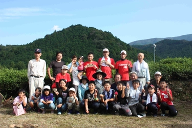 三重県七保地区　地域活性化を目指す小学生の「ブランド茶」づくりを応援！　茶畑への堆肥入れに参加