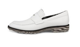 これがゴルフシューズ?しかし機能性はお墨付