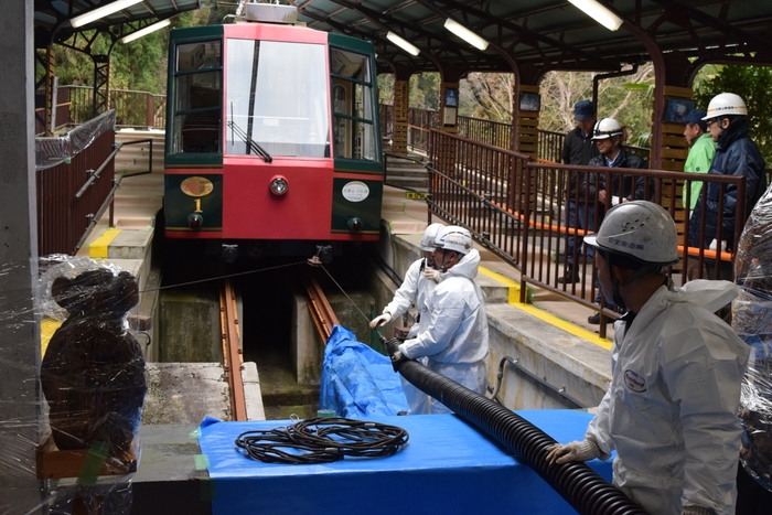 車両後部に新しいロープを接続し、離合箇所まで運転