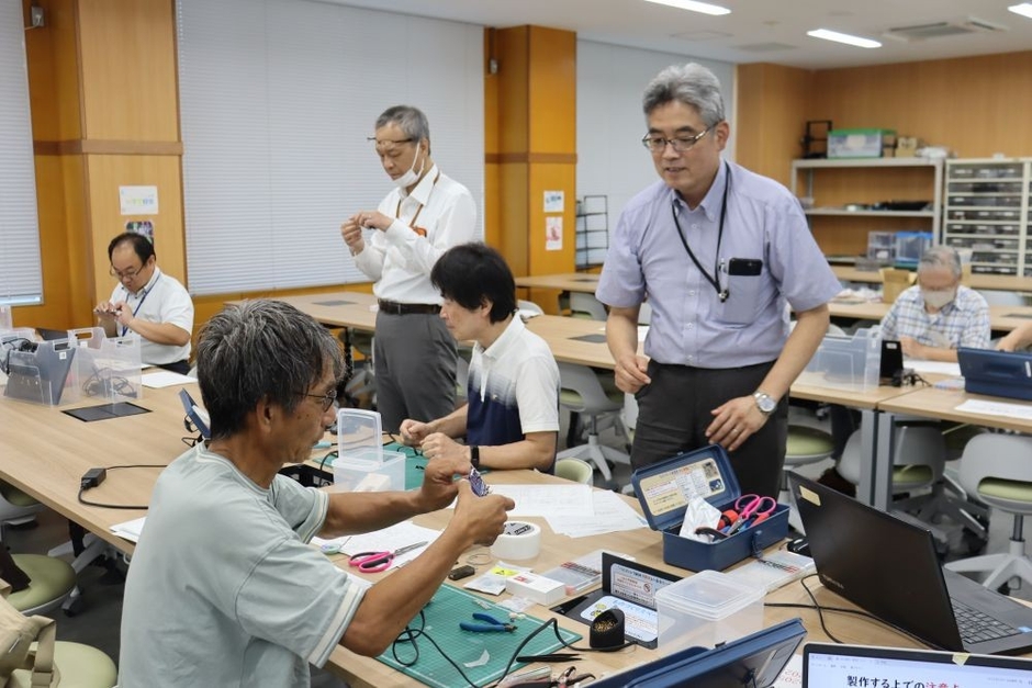受講生を指導する藤本教授と赤木教授