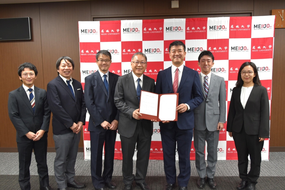 関係者の記念撮影。左から外国語学部の宮下准教授、増田教授、冨岡学部長、野口学長、JICA中部センターの上町所長、市民参加協力課の山本課長、五十嵐氏