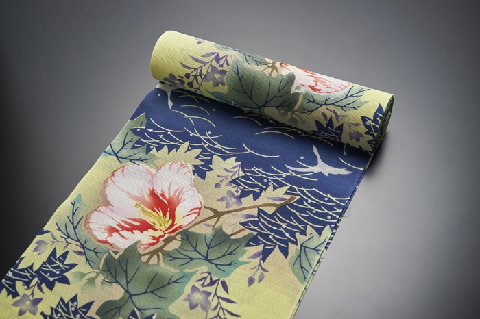 清水敬三郎作の反物。4枚の伊勢型紙を使い、4回の染めを経て生み出した、ゆかたの概念を超える作品です