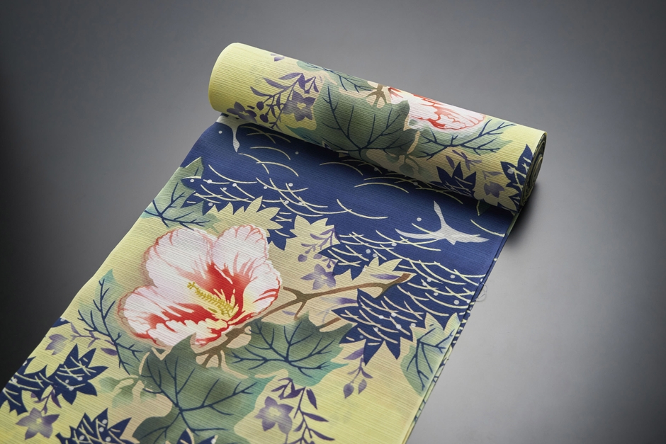 清水敬三郎作の反物。4枚の伊勢型紙を使い、4回の染めを経て生み出した、ゆかたの概念を超える作品です