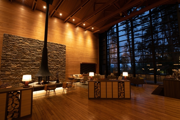 2階 暖炉ラウンジ