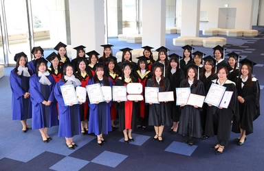 「ダブル・ディグリー・プログラム」
2025年度修了者は4大学34名　
クイーンズランド大学とのプログラムで初めて3名が修了