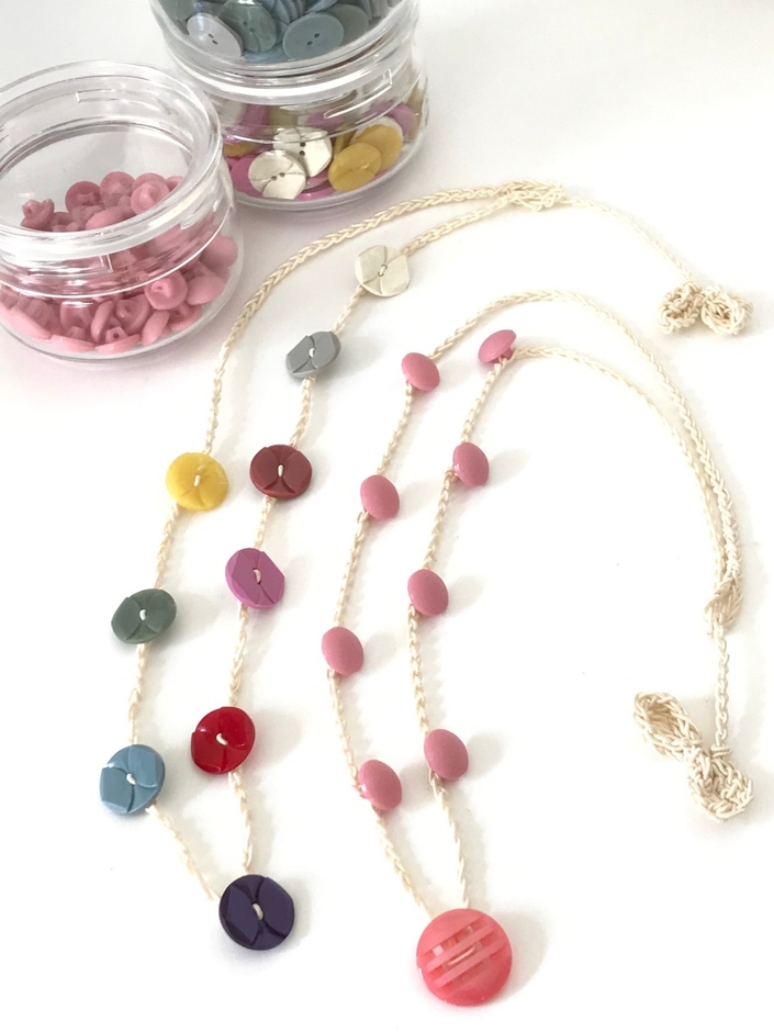 ボタンのネックレス