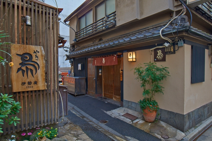 町家風情溢れる現 「京橋伊勢廣 本店」