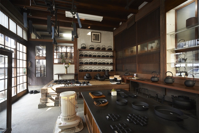 釜定工房 店内 Photo by Koji Sugawara